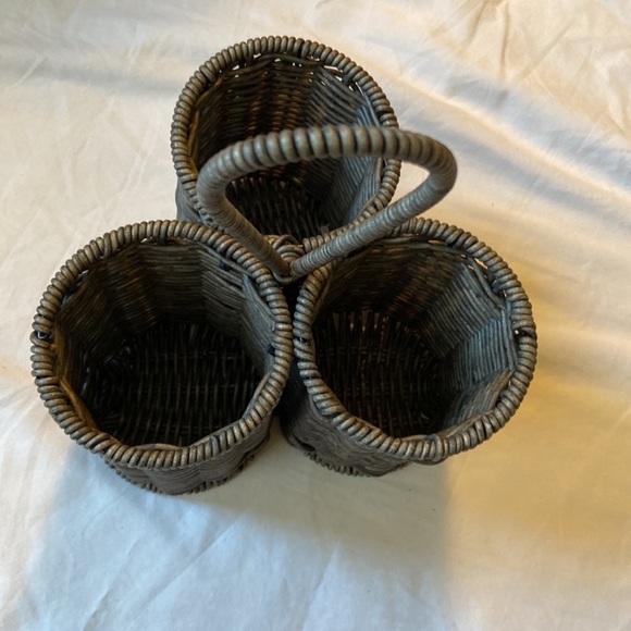Gray wicker utensil holder - Picture 3 of 9